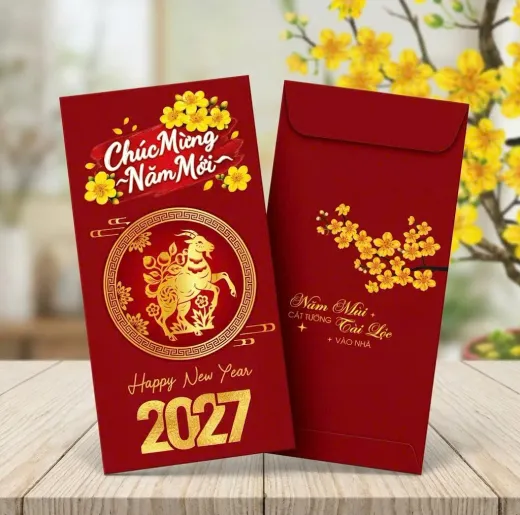 Phối cảnh bao lì xì đỏ đậm ép kim vàng: vòng tròn hình dê, cành mai và chữ Chúc Mừng Năm Mới 2027 — mẫu thiết kế D&P