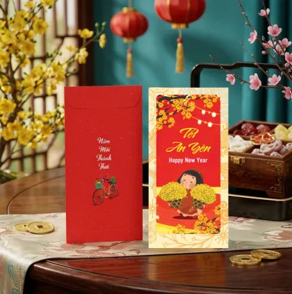 Phối cảnh bao lì xì đỏ chữ Tết An Yên, cô gái ôm cành mai vàng; mặt sau in hình xe đạp — mẫu thiết kế D&P Quận 6