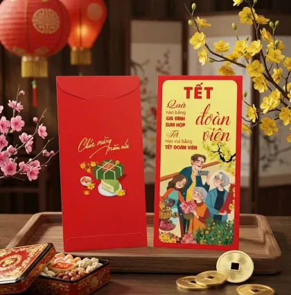 Phối cảnh bao lì xì đỏ, mặt trước tranh gia đình sum họp và dòng chữ Tết đoàn viên — mẫu thiết kế D&P Quận 6