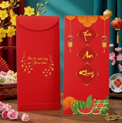 Phối cảnh bao lì xì đỏ ép kim vàng chữ Xuân An Khang, họa tiết đèn lồng, dưa hấu và bánh chưng — mẫu thiết kế D&P Quận 6, TP.HCM