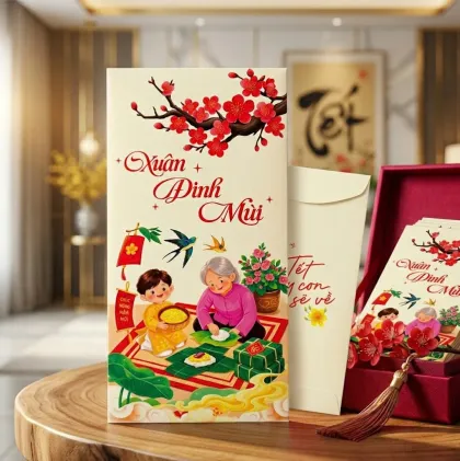Phối cảnh bao lì xì nền kem in tranh bà cháu gói bánh chưng, cành đào đỏ và chữ Xuân Đinh Mùi — mẫu thiết kế D&P