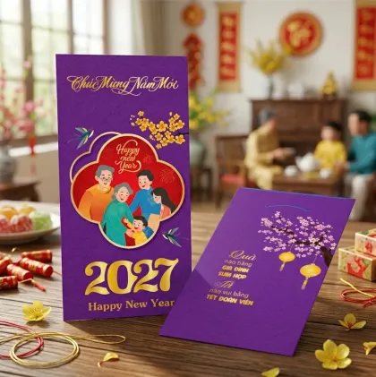 Phối cảnh bao lì xì màu tím in tranh gia đình ba thế hệ, số 2027 ép kim vàng và chữ Happy New Year — mẫu thiết kế D&P