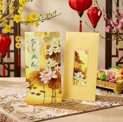 Phối cảnh bao lì xì nền vàng tranh hoa sen trắng, chữ thư pháp Tài Lộc Phú Quý; phong bì vàng có khung tranh sen — mẫu thiết kế D&P