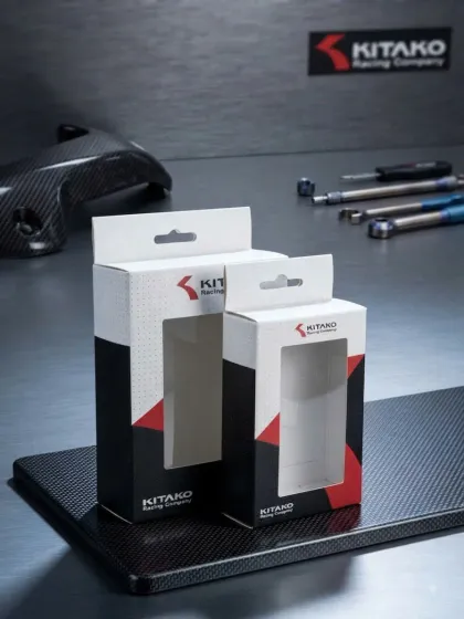 Hộp giấy cửa sổ có lỗ treo cho phụ kiện — D&P thiết kế và in tại Quận 6, TP.HCM