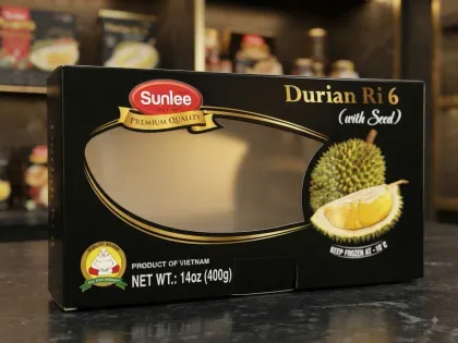Hộp giấy sầu riêng Ri6 nền đen có cửa sổ, phối vàng ánh kim — D&P in ấn Quận 6 (Phú Lâm)