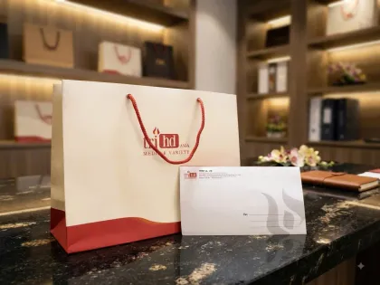 Túi giấy thương hiệu kèm bao thư đồng bộ — D&P in trọn bộ nhận diện tại Quận 6