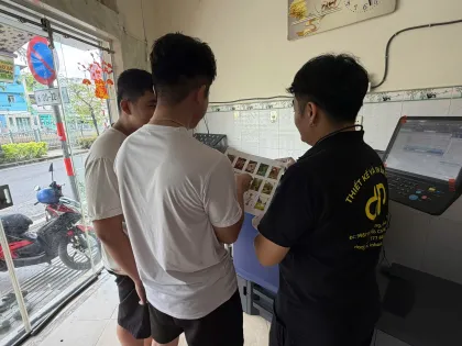 Kiểm tra màu bản in thử cùng khách ngay tại xưởng D&P Quận 6, TP.HCM