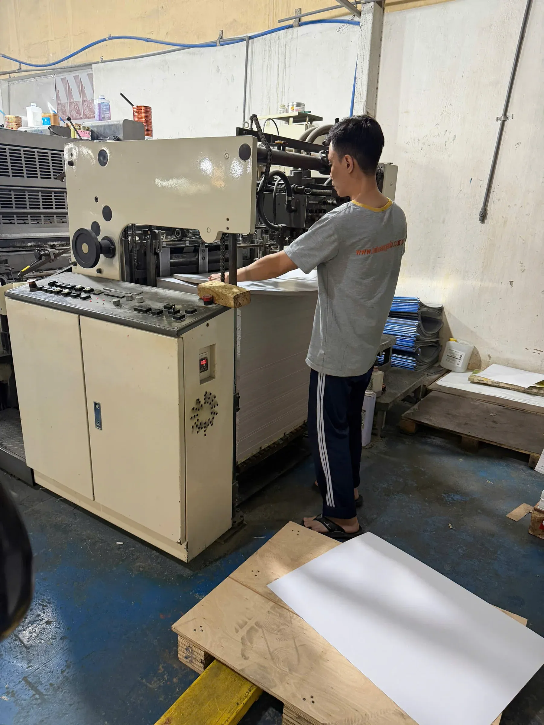 Thợ in canh giấy trên máy in offset công nghiệp phục vụ đơn số lượng lớn của D&P