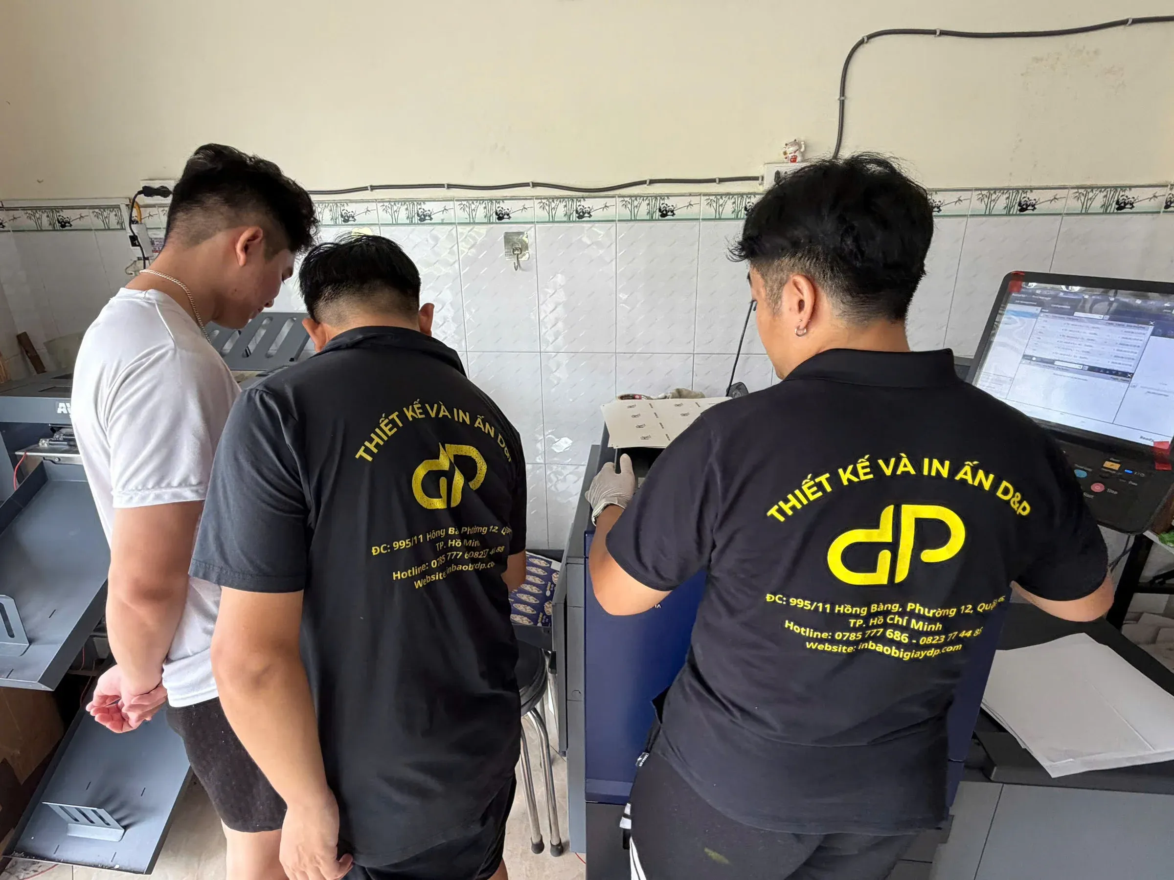 Kỹ thuật viên D&P kiểm soát lệnh in trên máy AccurioPress C4070 tại xưởng Quận 6